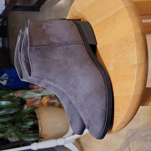 Universal Thread Brown Pointy Toe Ankle Booties Back Zipper